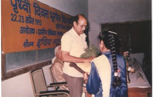 Presenting bouquet to Prof. Jagdish Singh by Late smt. Ragini Singh