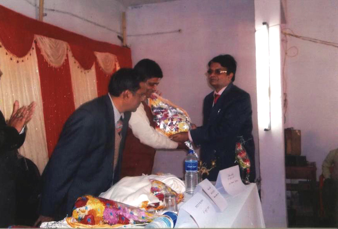 Dr. Uma Shankar Singh presenting bouquet to Chief Guest in 19th National Prithvi Parv